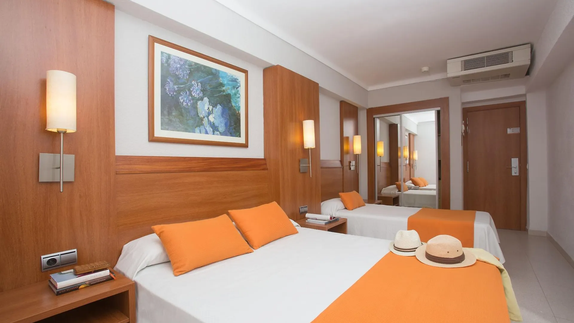 O7 Colombo Otel S'Illot  İspanya