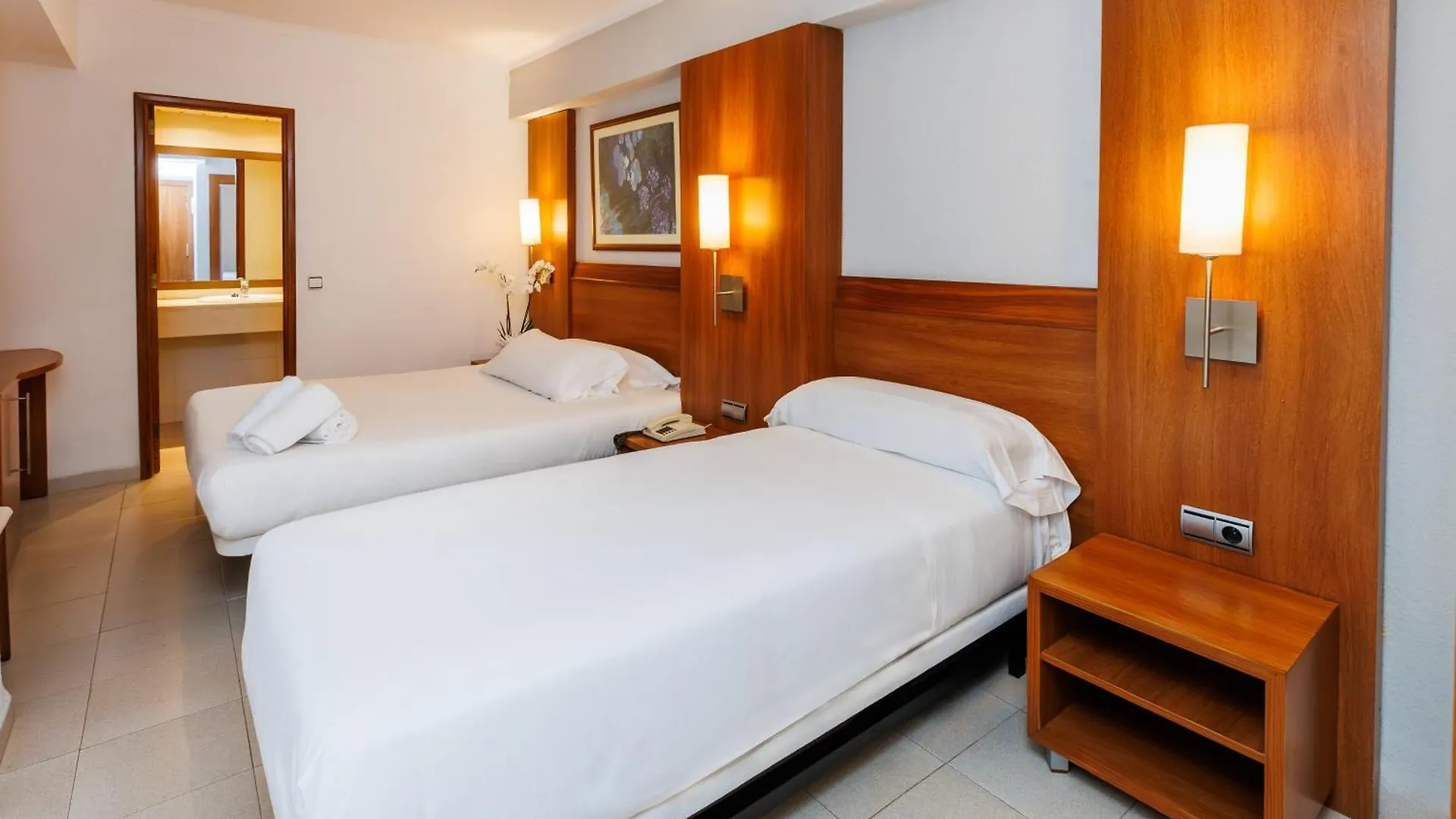 O7 Colombo Otel S'Illot
